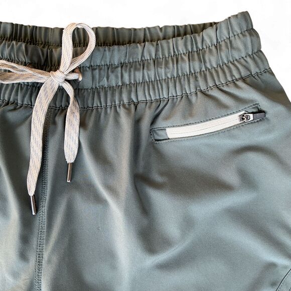 Vuori Women's Clementine 2.0 Short 2.5" Size M Running Athletic Athleisure Grey - Picture 2 of 6